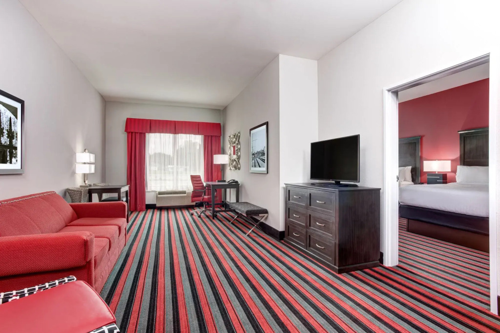 Holiday Inn & Suites Lafayette North by IHG