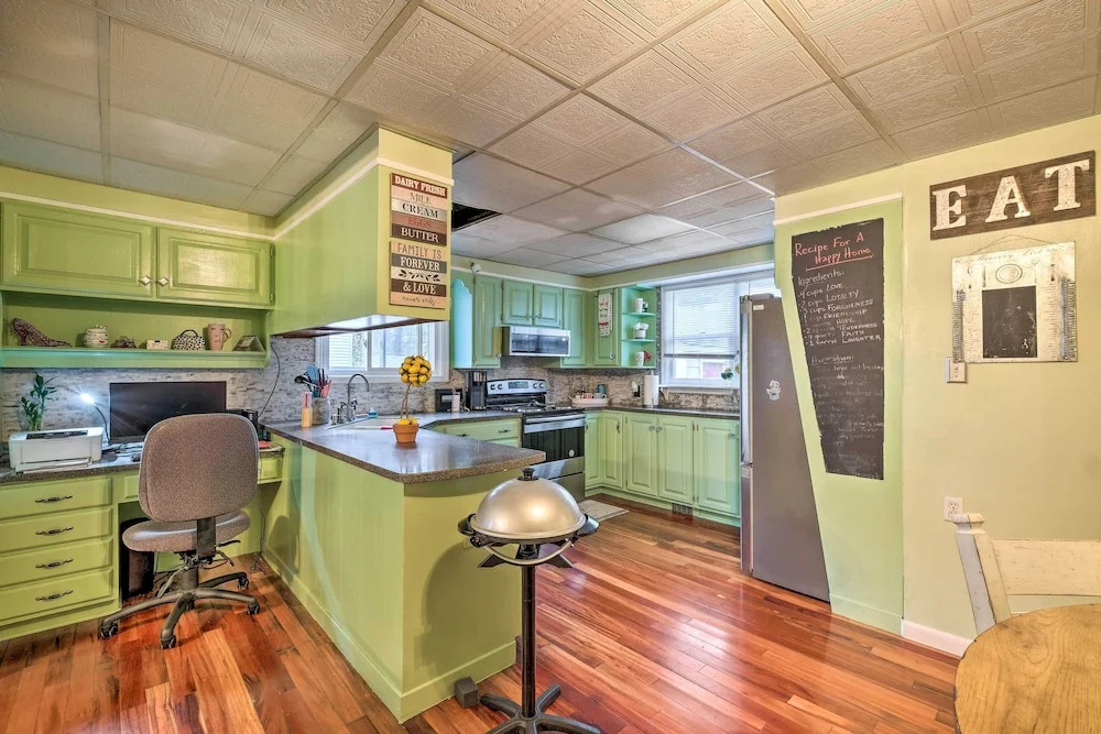 Stylish Suburban Getaway, 10 Miles to Royal Mtn!