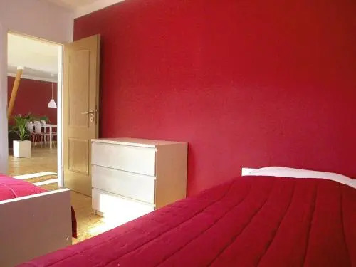 Roter Bungalow am Strand _50m_ _ O