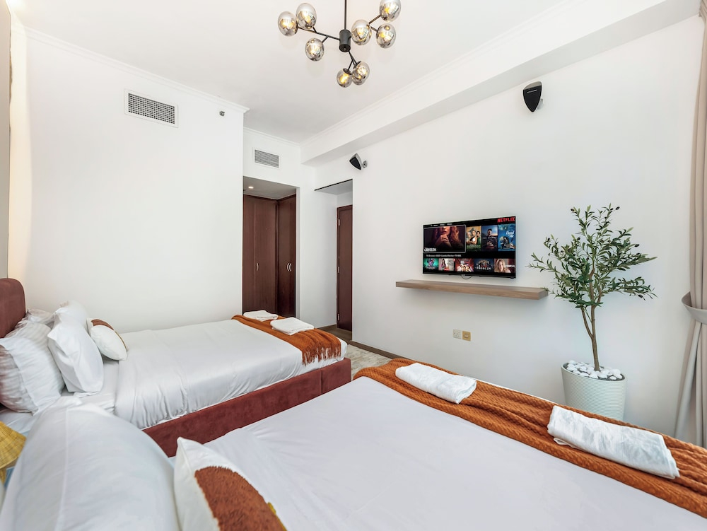 Urban Dubai Marina Stay Near Yacht