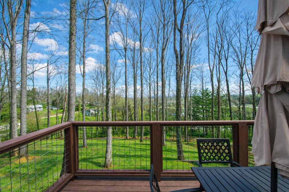 Modern Upper Retreat w Free Tix Deck 2 Suites