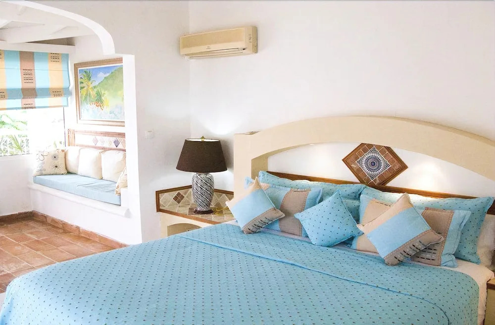 Charming Tropical Villa, Walk to the Beach! AC, Pool, Free Wifi, Concierge, Ideal for Families