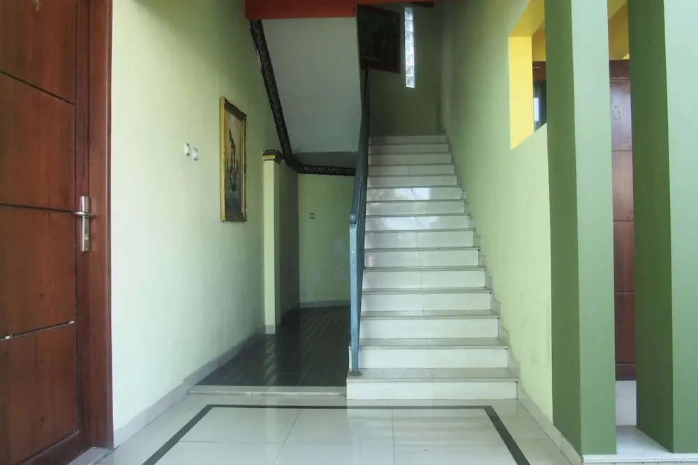 OYO Life 90646 Villa Karsinem Pasuruan