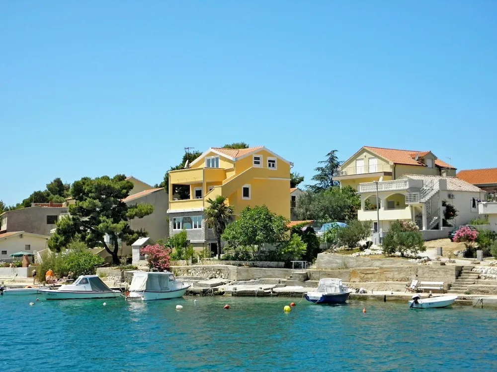 Apartments Tonći and Iris