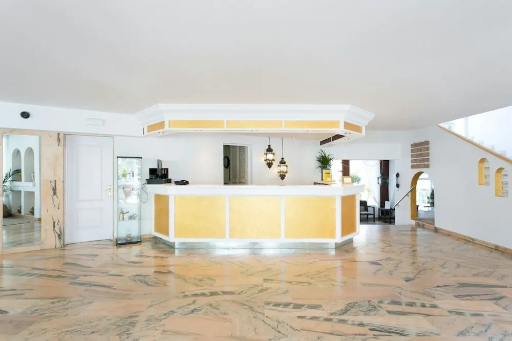 1107 Bright Modern Apartment with Spectacular Sea Views