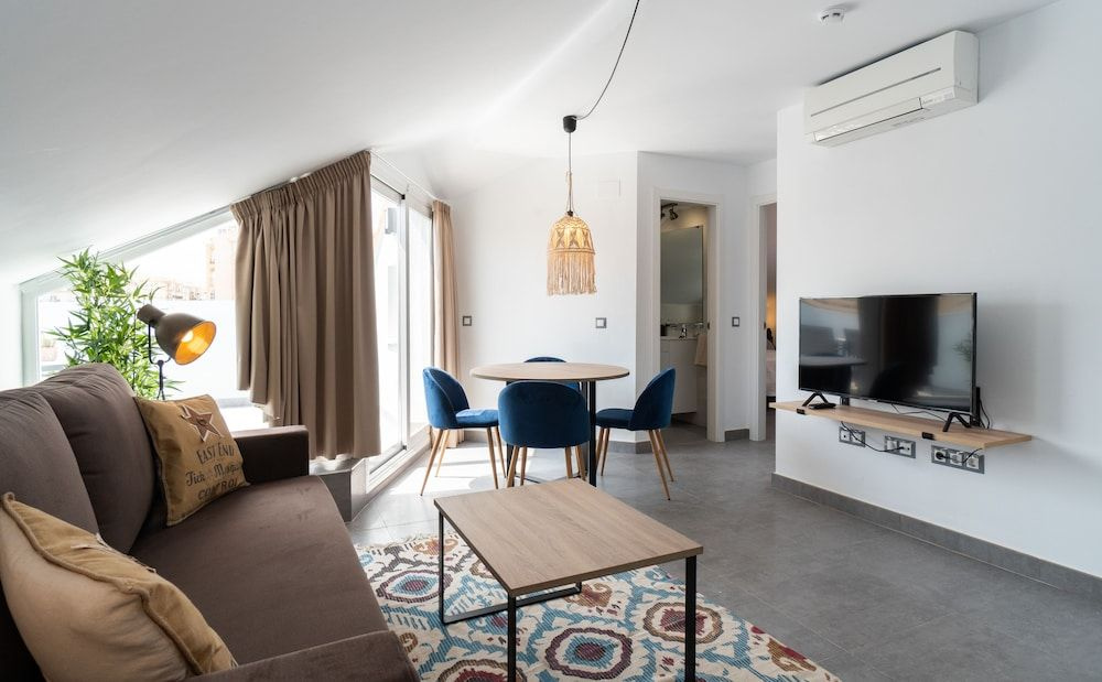 Sur Suites La Dorada, centricos soleados a pocos metros de la Playa y con Parking Opcional