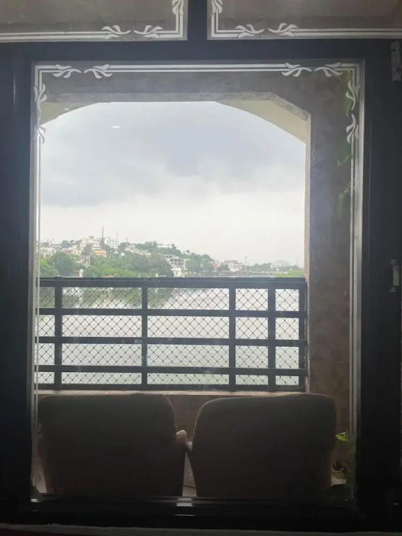 Serene Lakeside Homestay