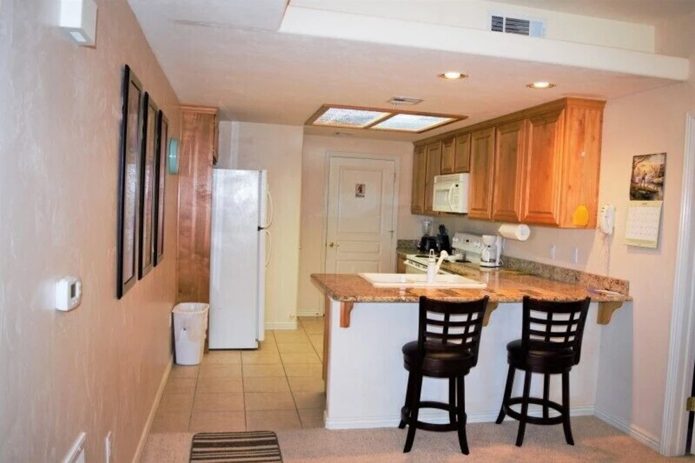 Bobitsky and Gomez - 2 Br Condo