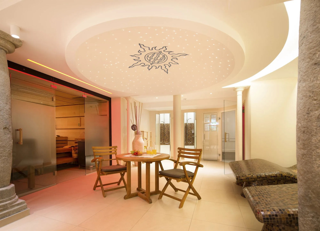 Romantik Hotel Die Gersberg Alm mit Panoramablick auf Salzburg und Outdoor Pool ab Mai