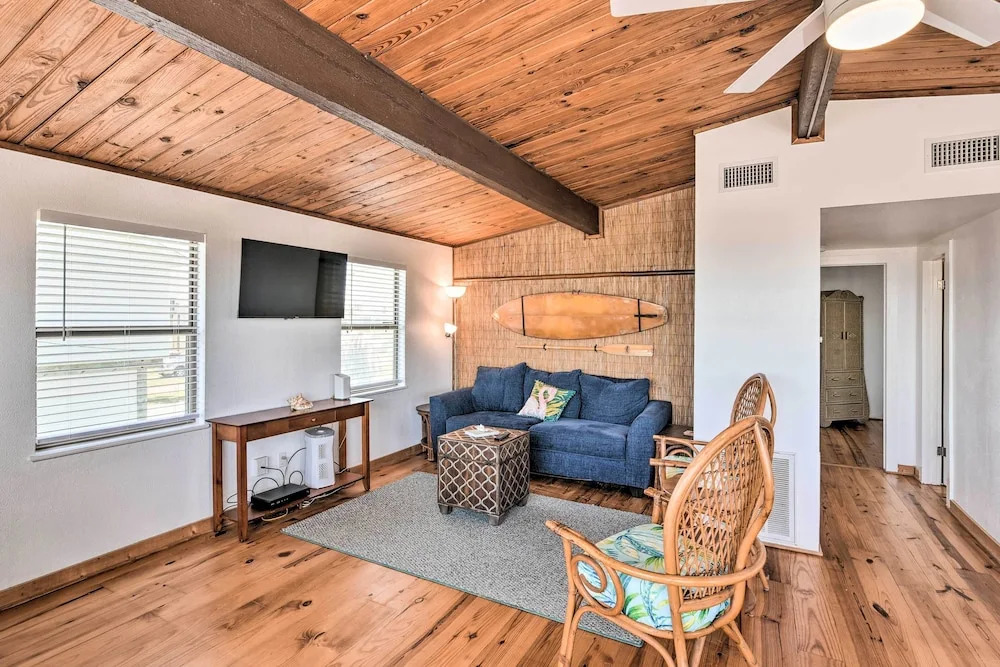 Gulf Coast Views! Coastal Winter Gem in Galveston