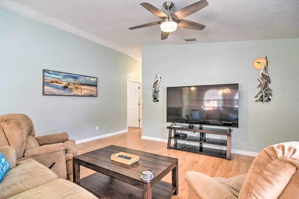 Coastal Getaway w/ Pool: 6 Mi to St Pete Beach!