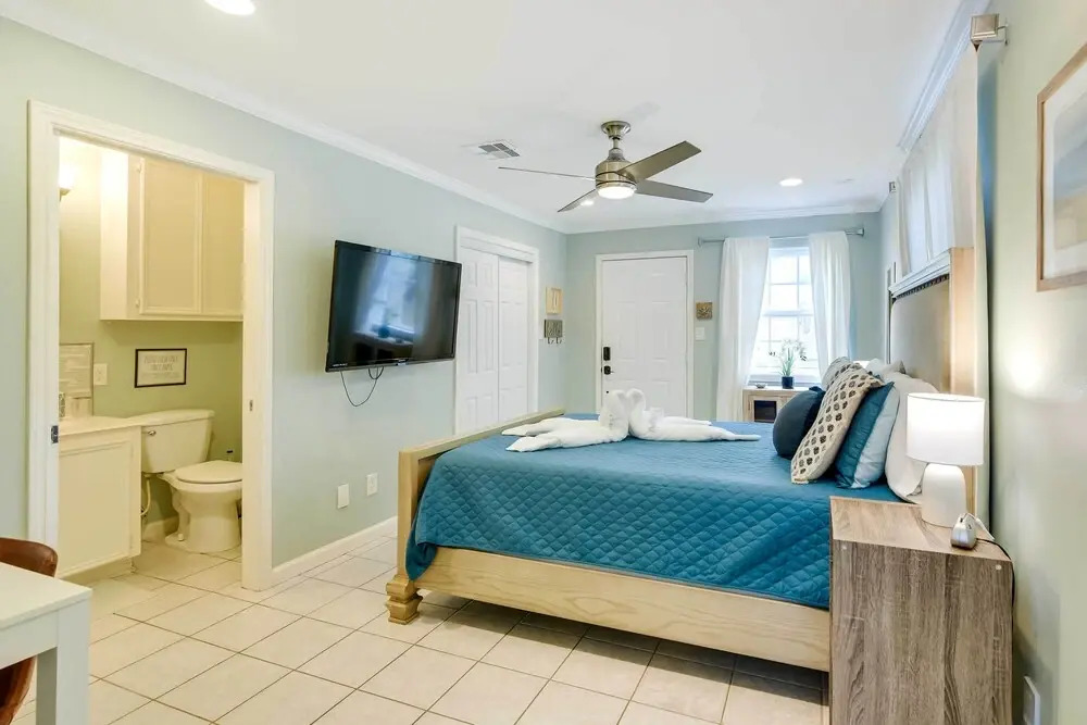 1 Block to Beach: Galveston Coastal Cottage
