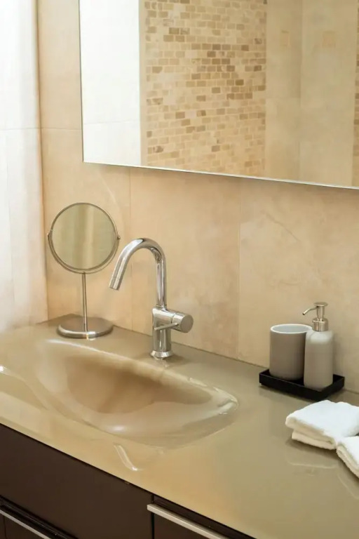2BR hot tub prvt parking near metro