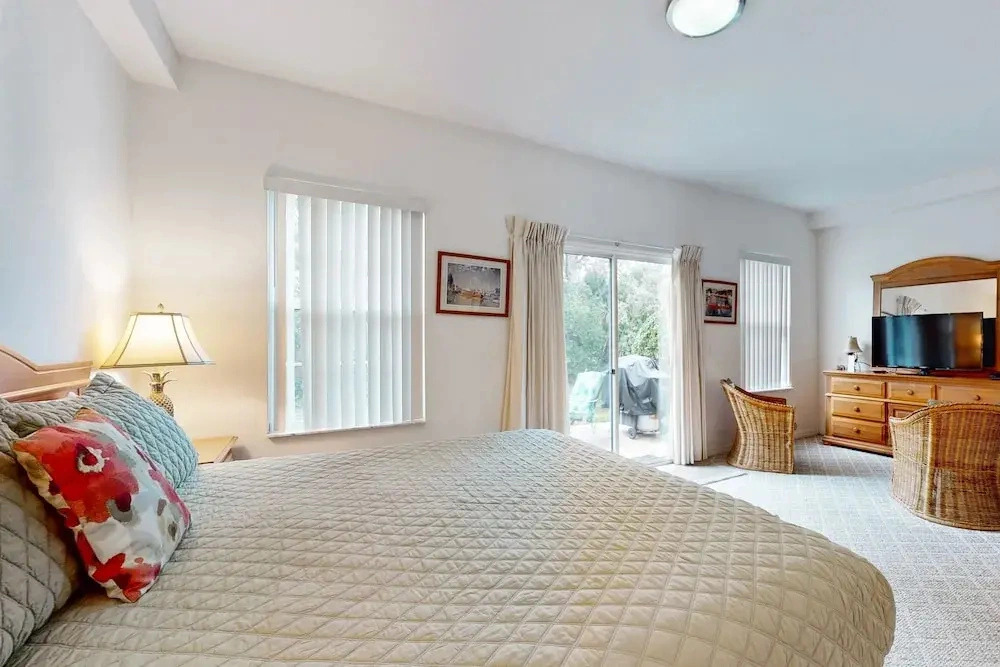 Spacious Townhome With Shared Pool Near Golf, Marinas, & Restaurants