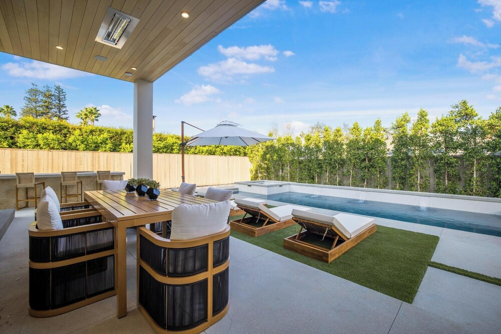 Amestoy Modern: Stunning 4BR Estate With Theater & Gym