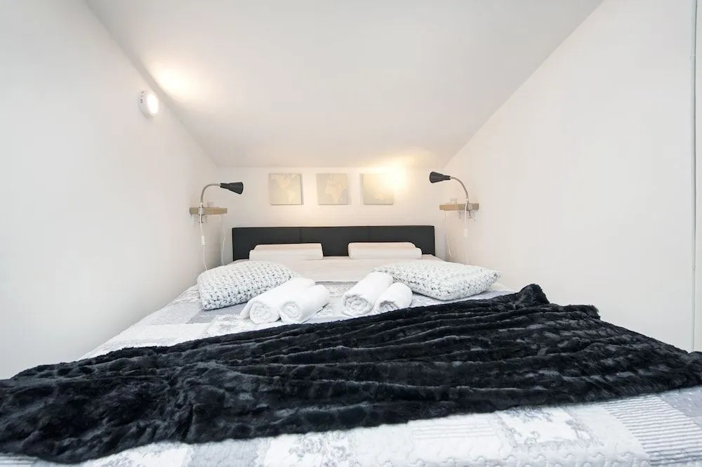 Lakovich Sea view Apartment by Irundo