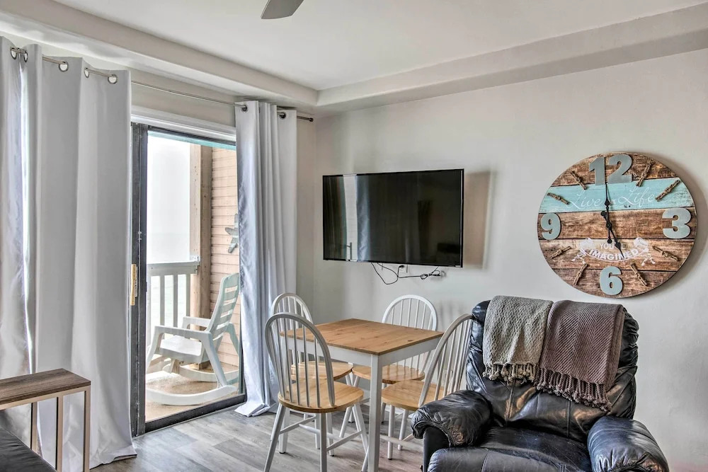 Breezy Beachfront Condo in Heart of Corpus Christi