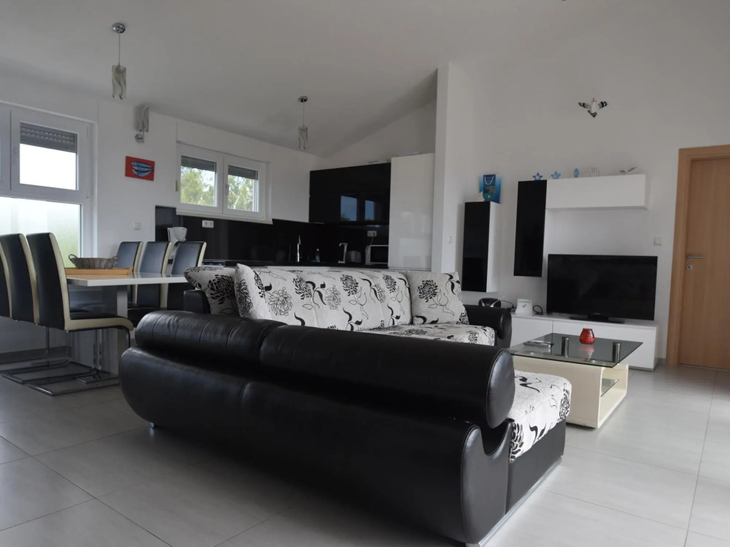 Nice Apartment With Shared Swimming Pool Only 500M From The Beach And 4Km From Trogir