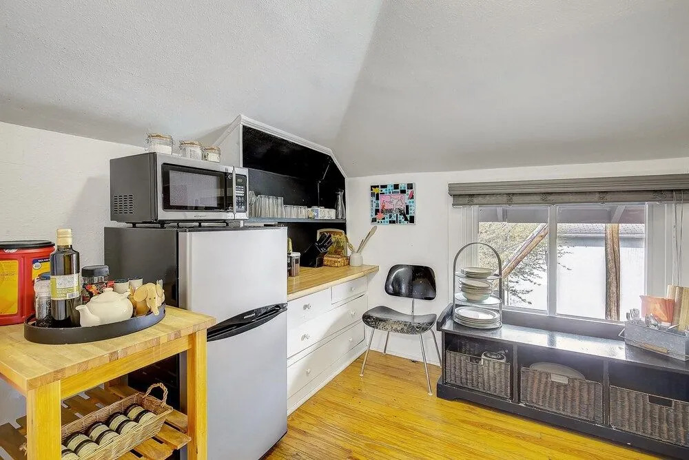 Darling Detached Villa in Heart of Cap Hill