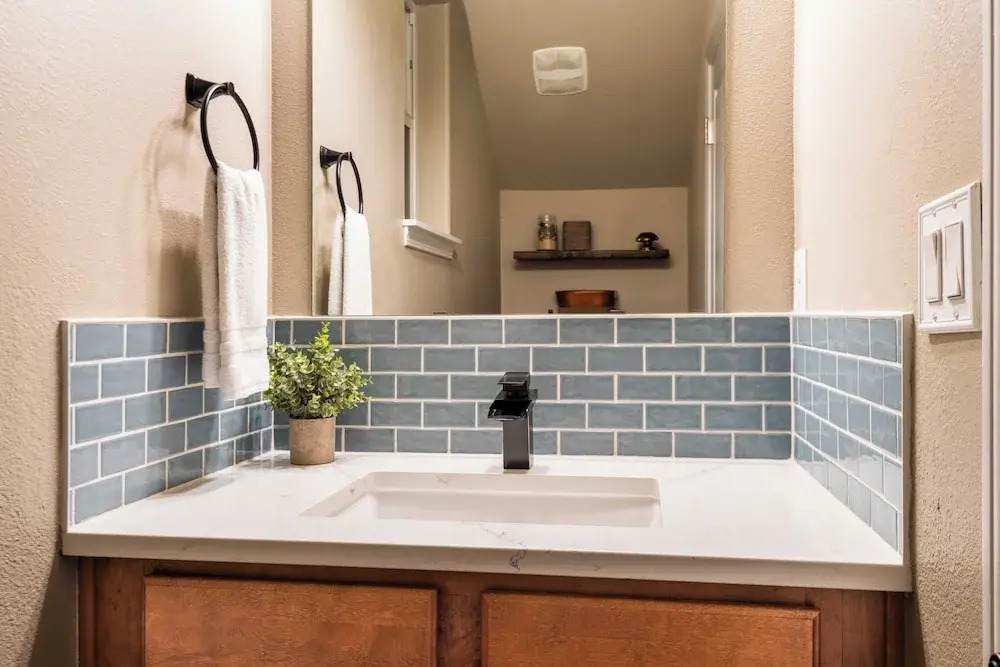 Old Mill Getaway by Avantstay Private Backyard w/ Hot Tub