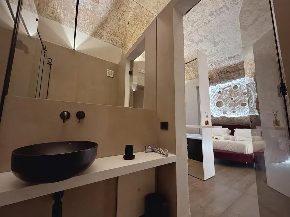 Corona Suite & Rooms