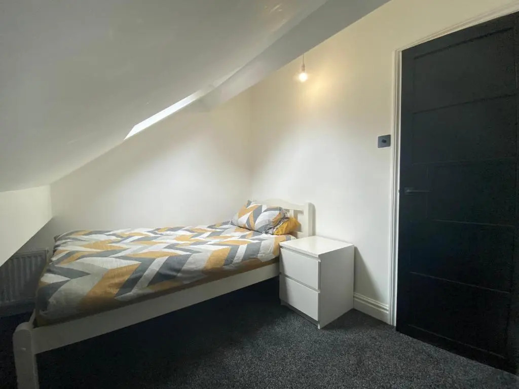 Pristine 2 bedroom apartment with off street parking