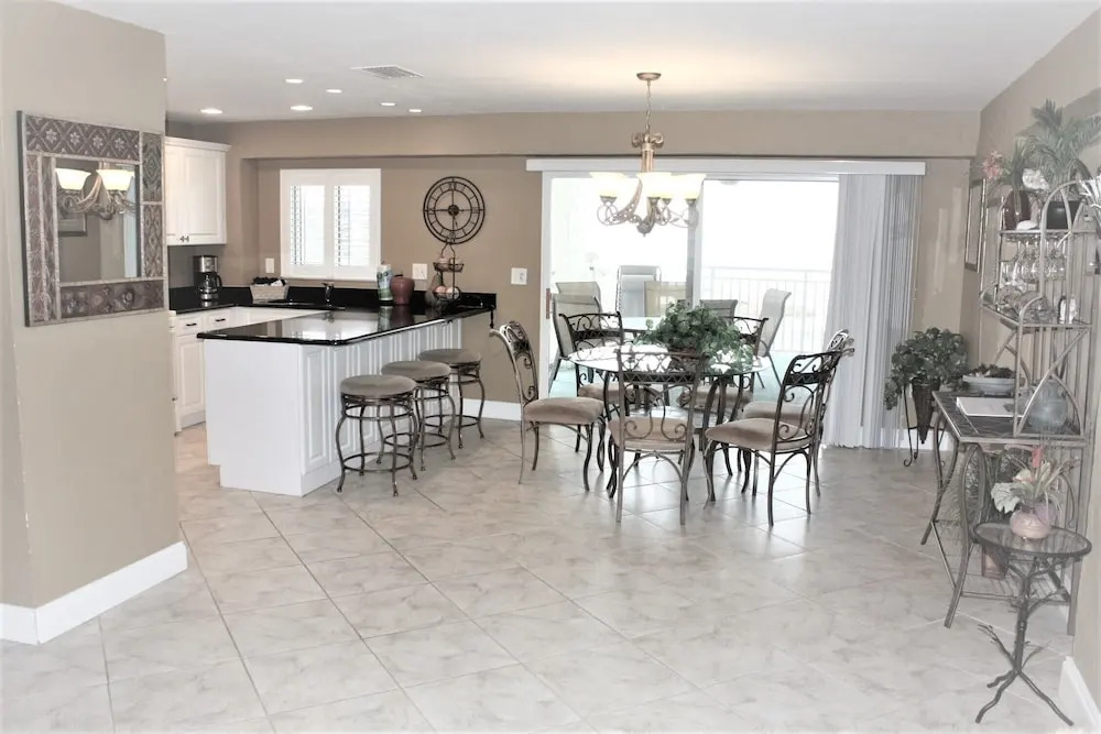 Jamaica Royale - 405 - 2 Br Condo