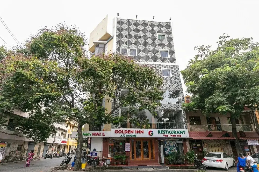 Golden Inn by OYO Rooms