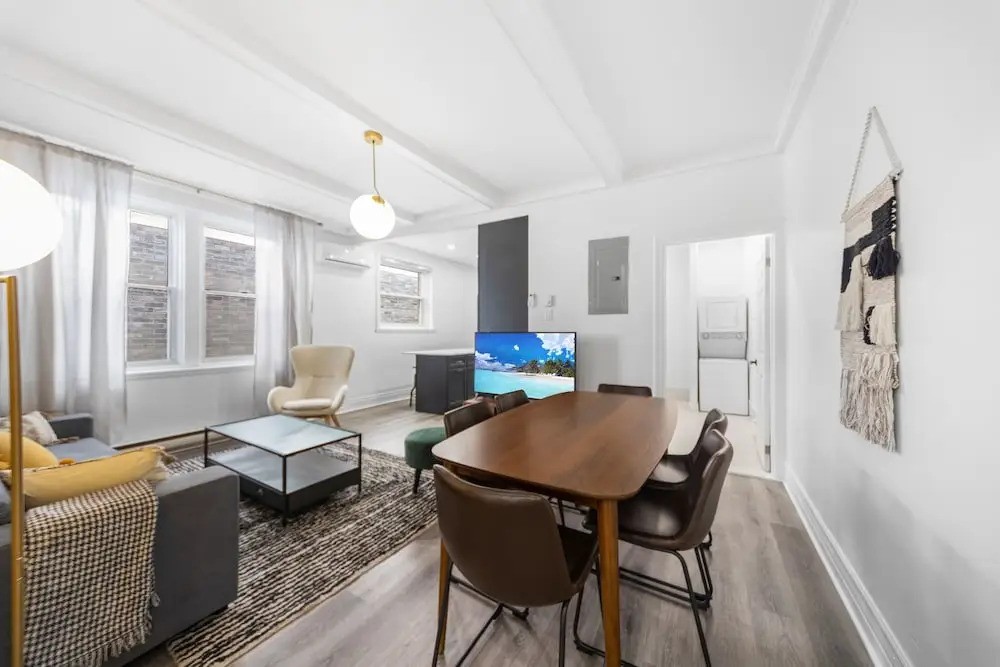 Spacious Renovated Apartment Sleeps 12