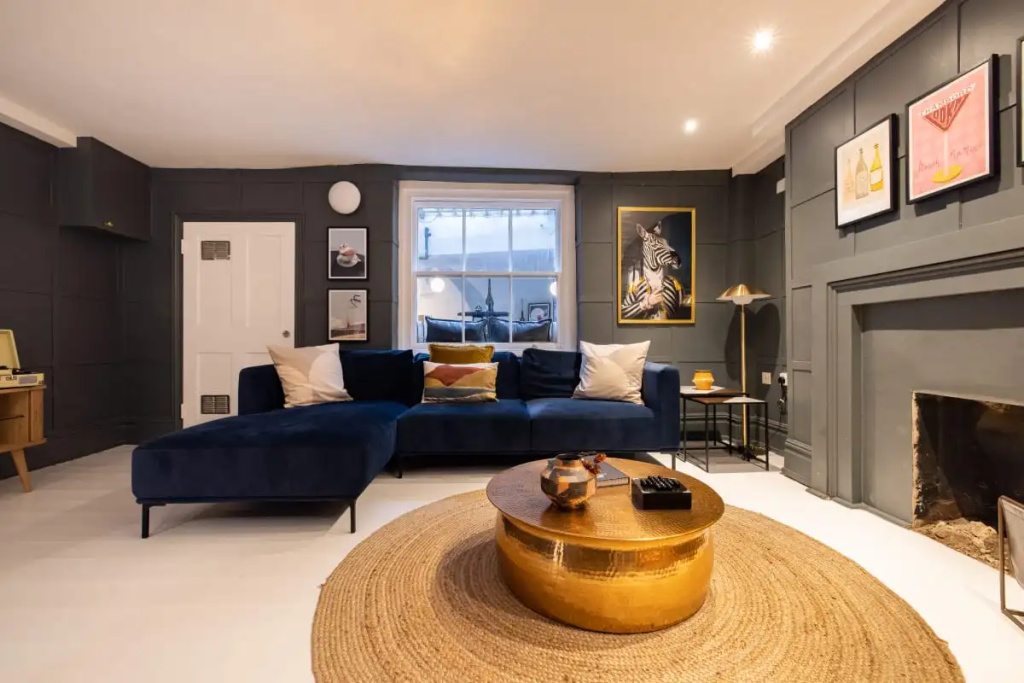 The Heart of Angel - Bright 2BDR House with Terrace, Gym & Cinema