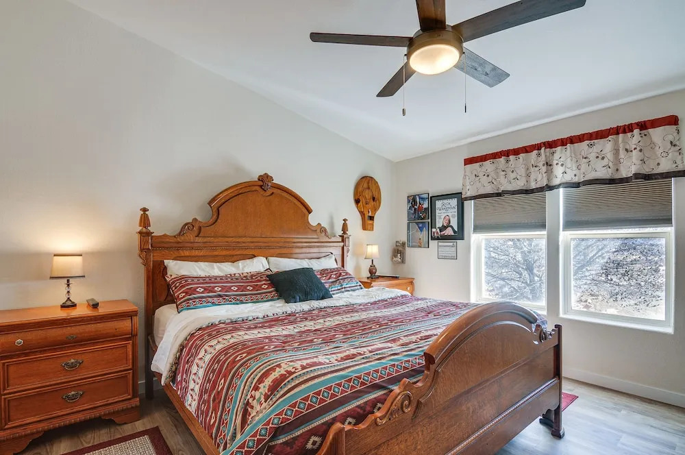 13 Mi to Lake Powell: Mtn-view Home w/ Deck & BBQ