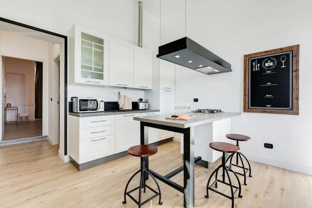 Large & Stylish 3 bed Flat in Excellent Location
