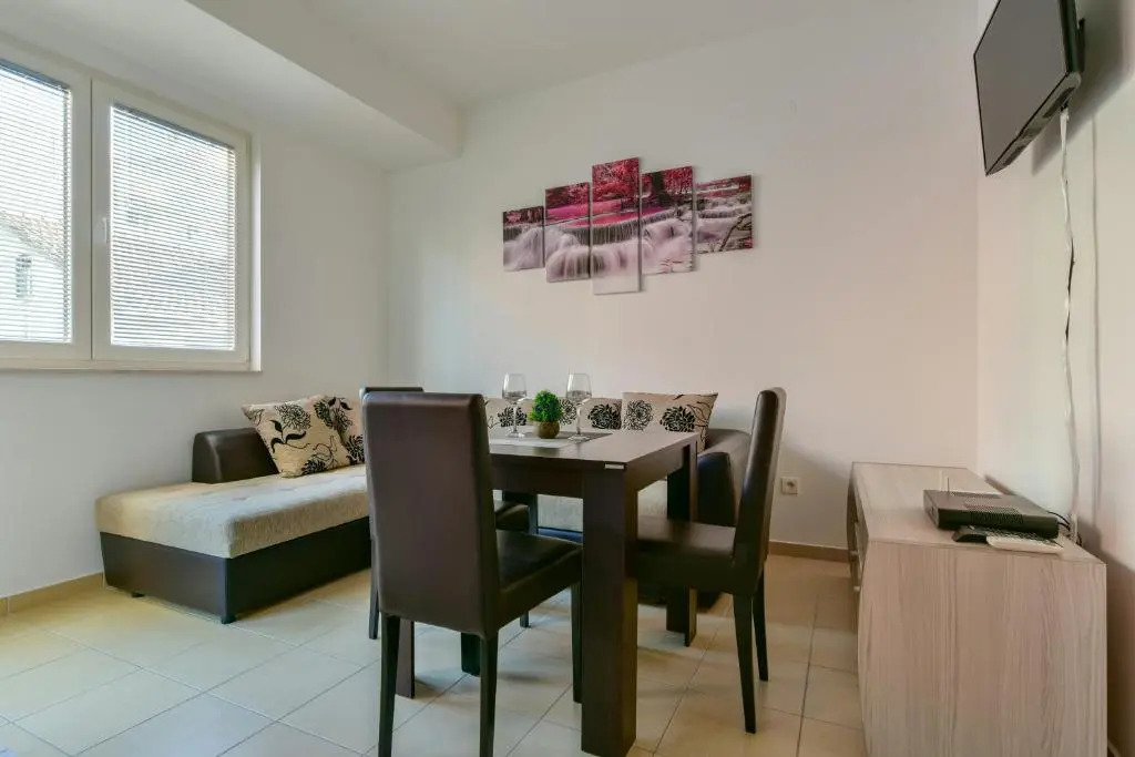 J&J Twins Apartments