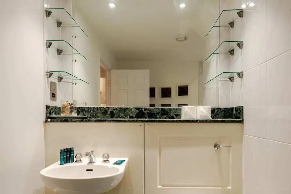 Central 2BR Home in Heart of Kensington, 4 Guests