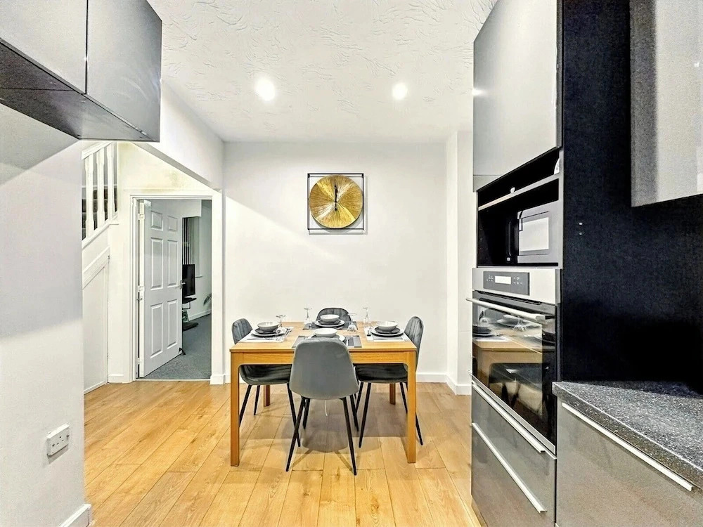 Oakwood House 6 Bed 11 Sleeps Garden-free Parking