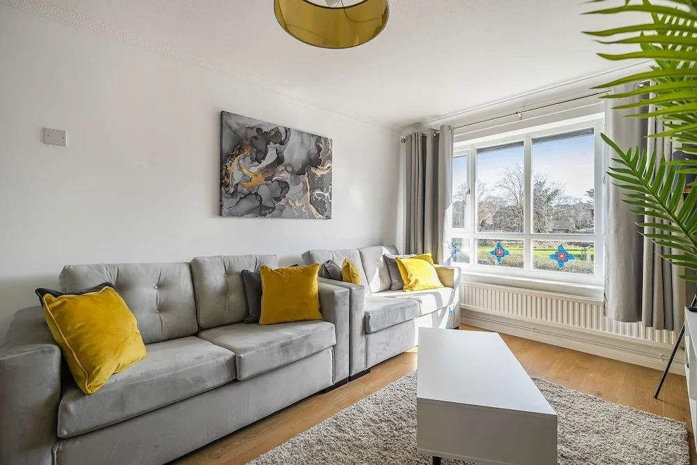 Stylish 2BR Apartment Near MCR Airport