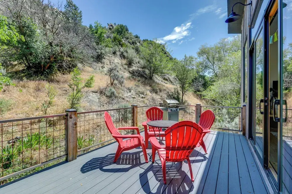 New Castle Getaway w/ Grill & Mountain Views!