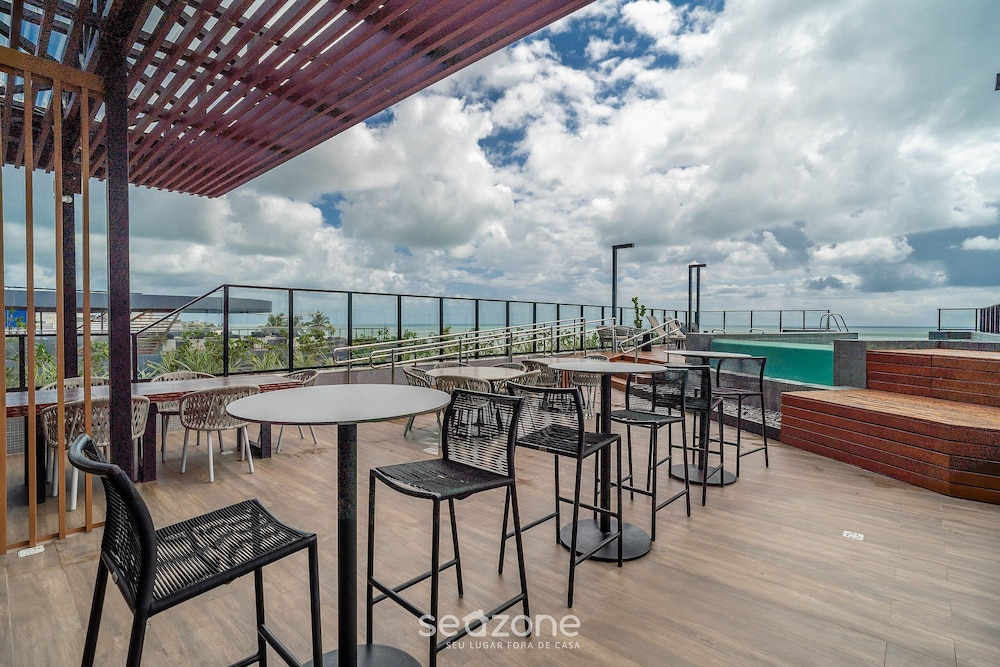 Oceanfront Studio in Building w/ Pool Bre0116