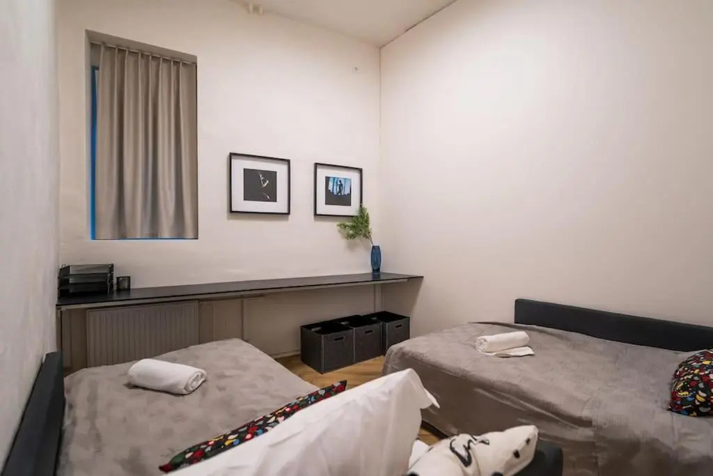 3 BD Old Town Apartment by Hostlovers