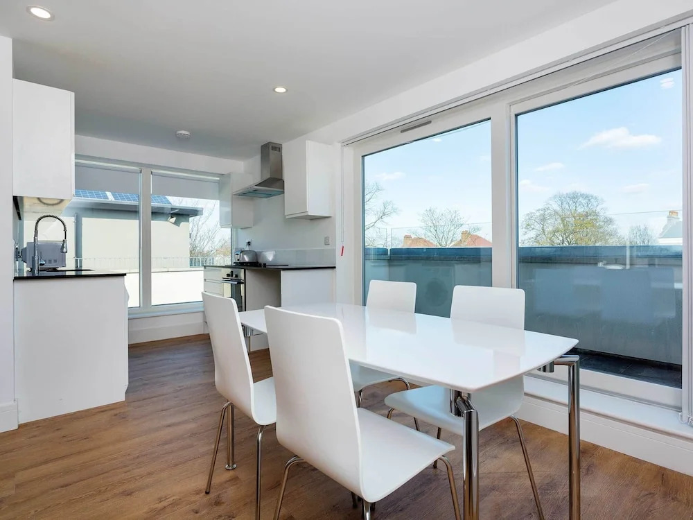 Modern Apartment in London With River Graveney Nearby