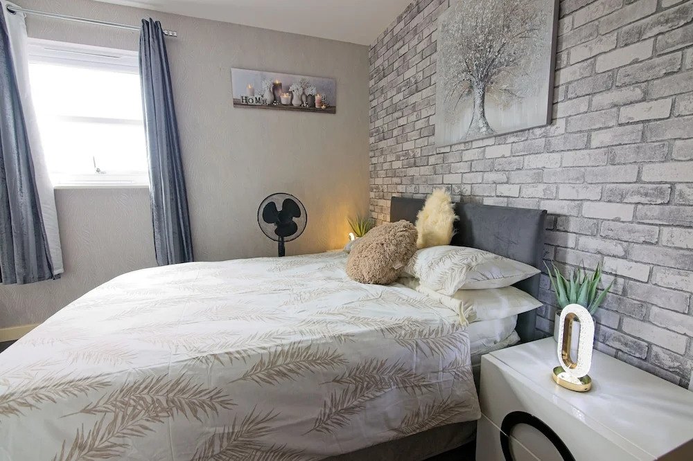 Manchester Retreat - Modern 2BR Apartment