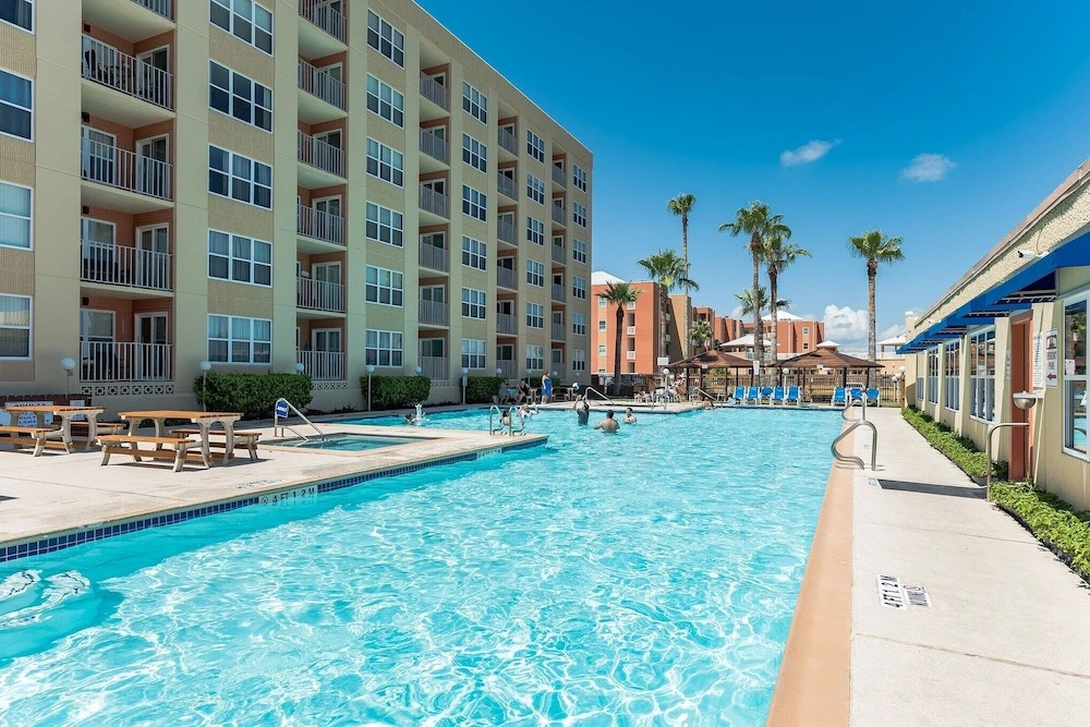 Charming 1 Bedroom, 3 Minute Walk To The Beach Condo by RedAwning