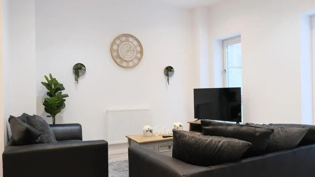 Modern House & Contractors & City Centre & Free Parking