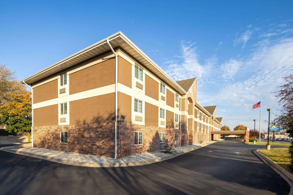 Days Inn & Suites by Wyndham Green Bay WI