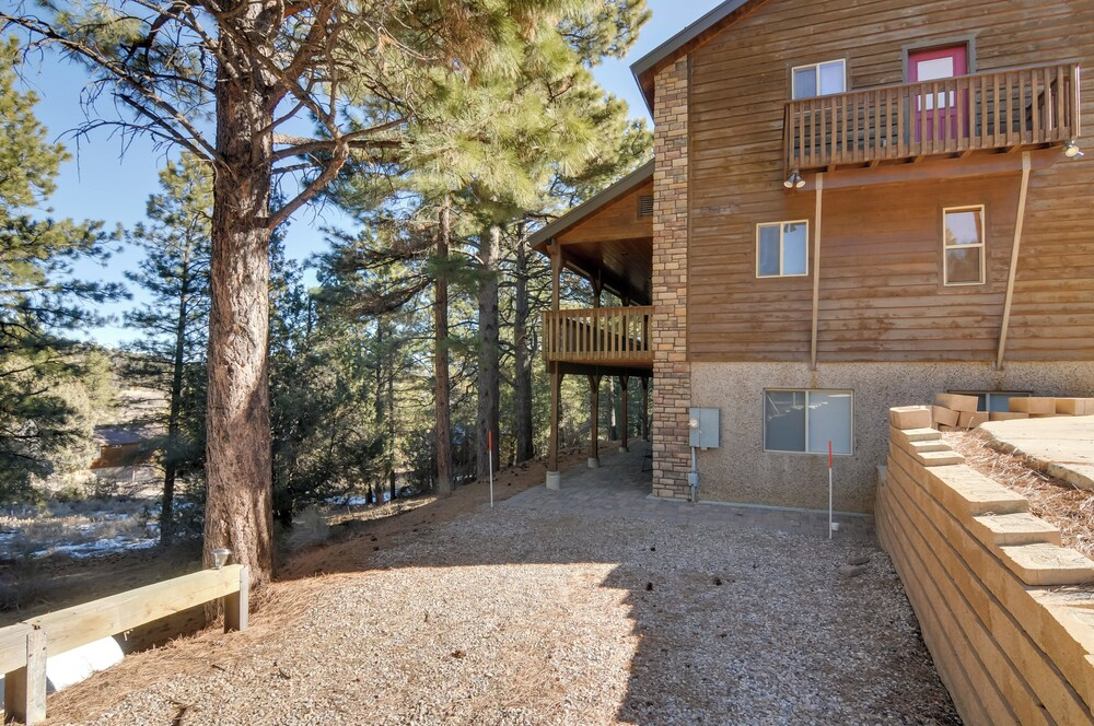 Woodsy Alton Couple's Retreat Near Bryce Canyon