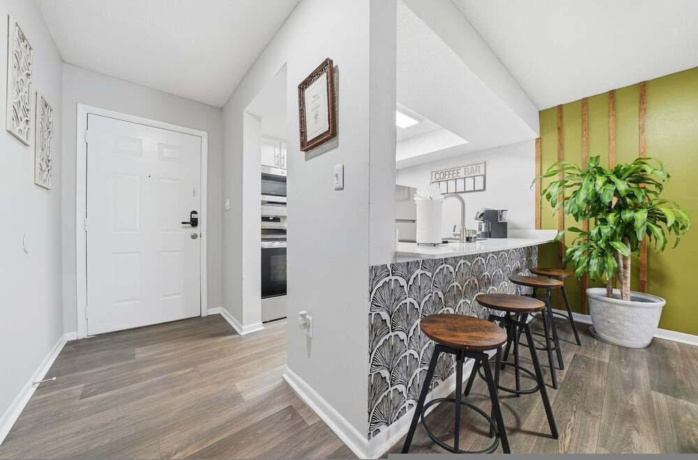 Modern 2BR 2BA w King Bed Pool Gym 10