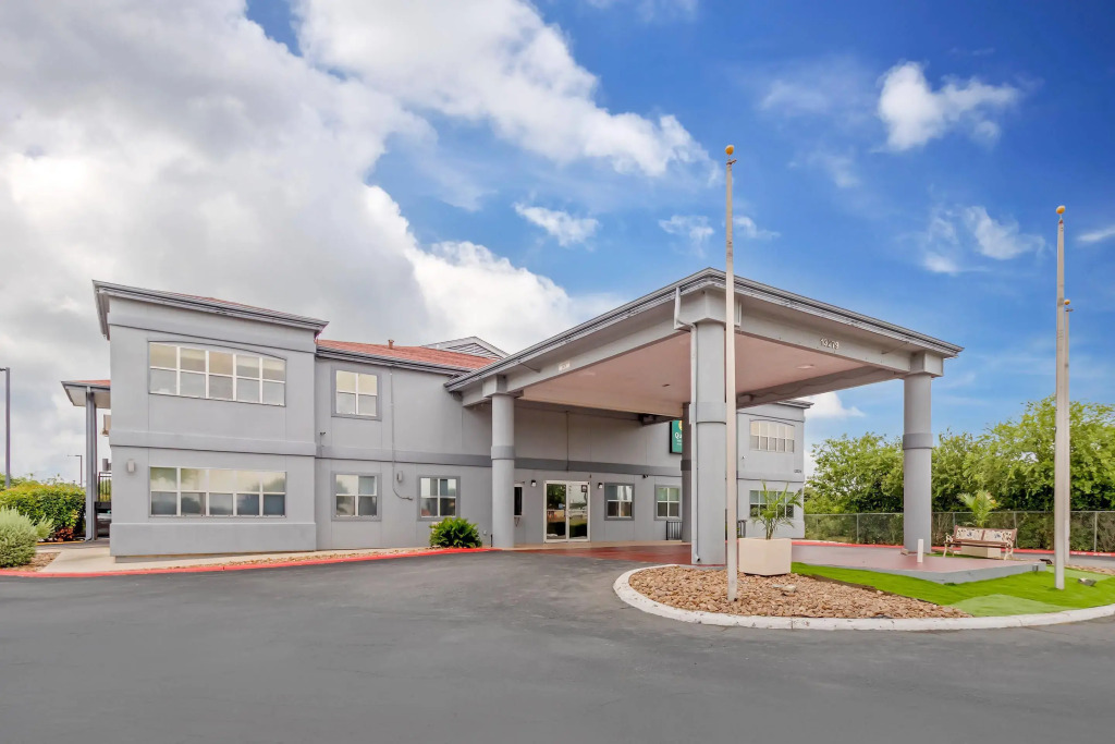 Quality Inn & Suites near six flags and medical center
