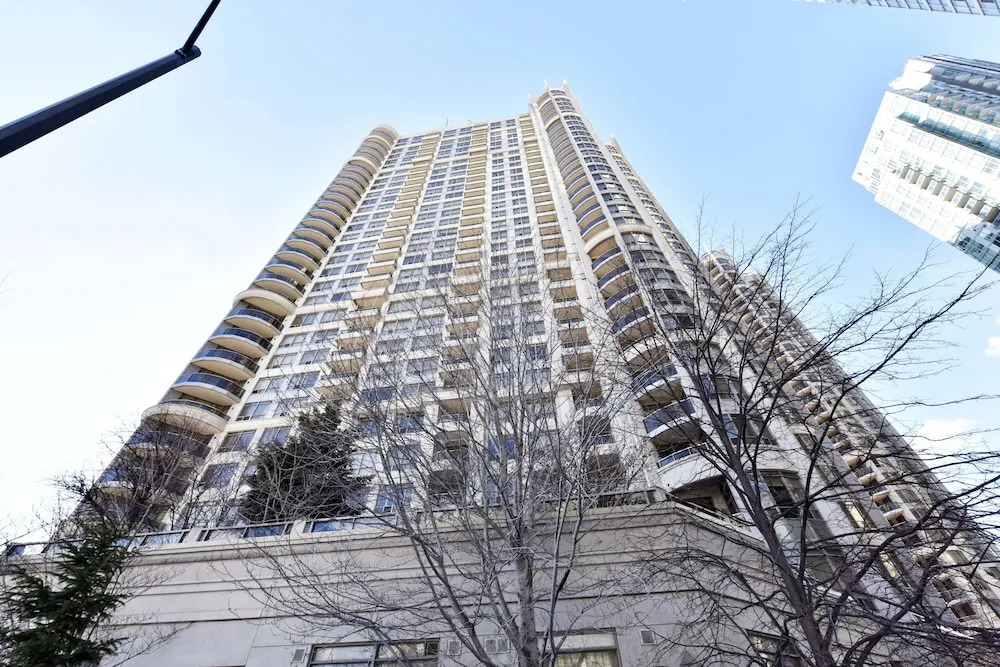 Sarkar Suites - 3888 Duke of York Blvd