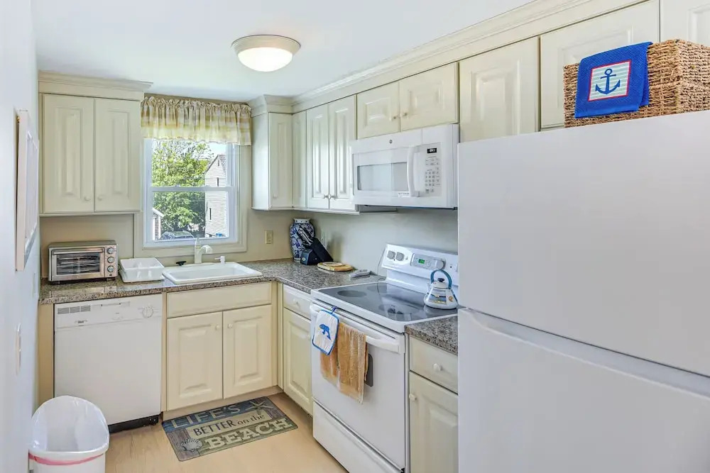 Coastal Home: 1 Mi to Beach, 2 Mi to Dtwn Newport!