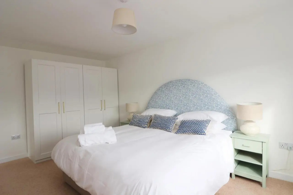 Spacious & modern beach house, 100m to beach